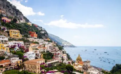 Amalfi-kust-positano-uitzicht-huizen-boten-water-bergen