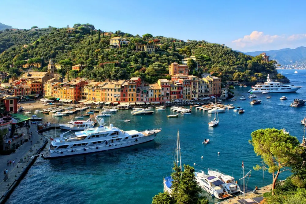 Portofino-haven-jacht-boot-water-bergen-groen-blauw-stad