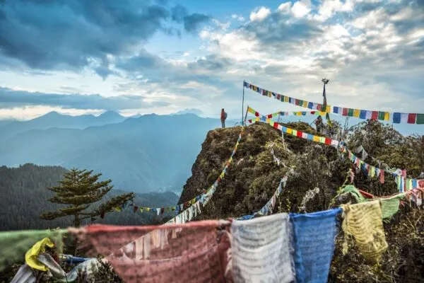Bhutan bumthang bergtop gekleurde vlaggetjes