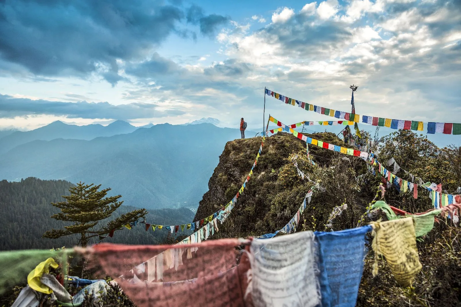 Bhutan bumthang bergtop gekleurde vlaggetjes