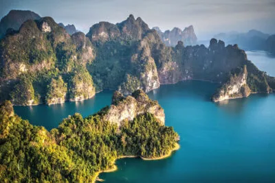Thailand khao sok bergen water bomen