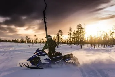 lapland-sneeuwscooter-tussen-bomen