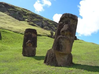 paaseiland-twee-beelden-van-gezichten