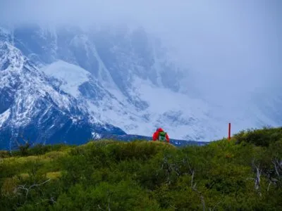 patagonie-man-hike-berg-op-achtergrond-header