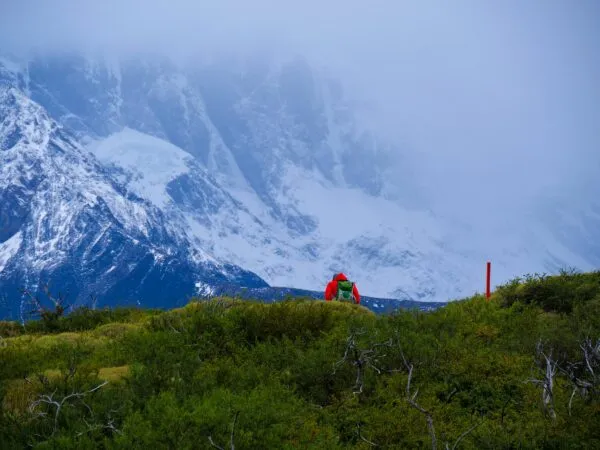 patagonie-man-hike-berg-op-achtergrond-header
