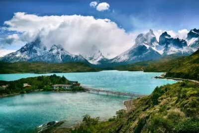 patagonie-torres-del-paine-national-park-water-brug-besneeuwde-bergen