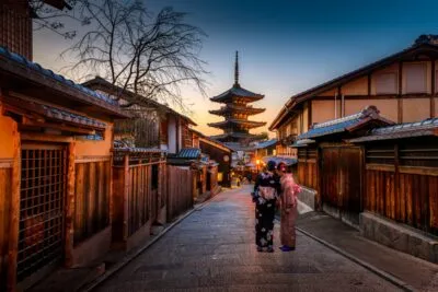 Vrouwen bij tempel in Kyoto tijdens rondreis door Japan 2 weken