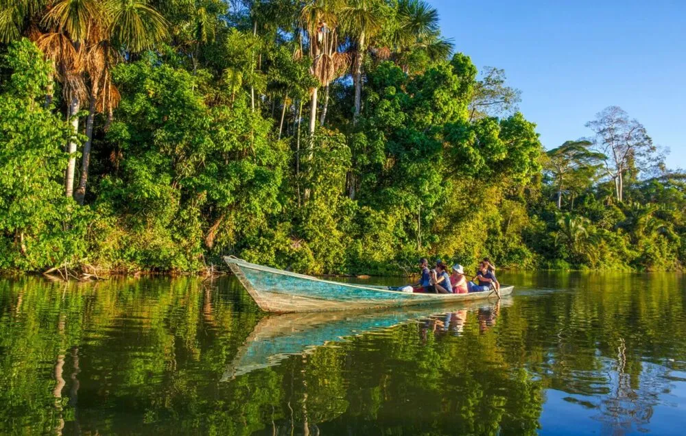 boot-over-het-water-in-amazon