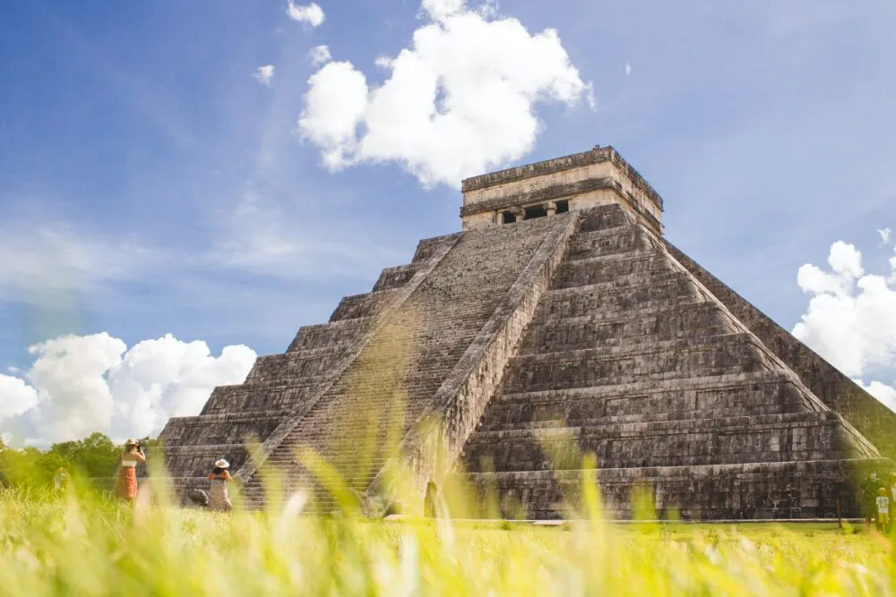 chichen-itza-gras-voor-de-foto-header