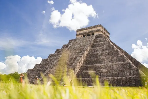 chichen-itza-gras-voor-de-foto-header