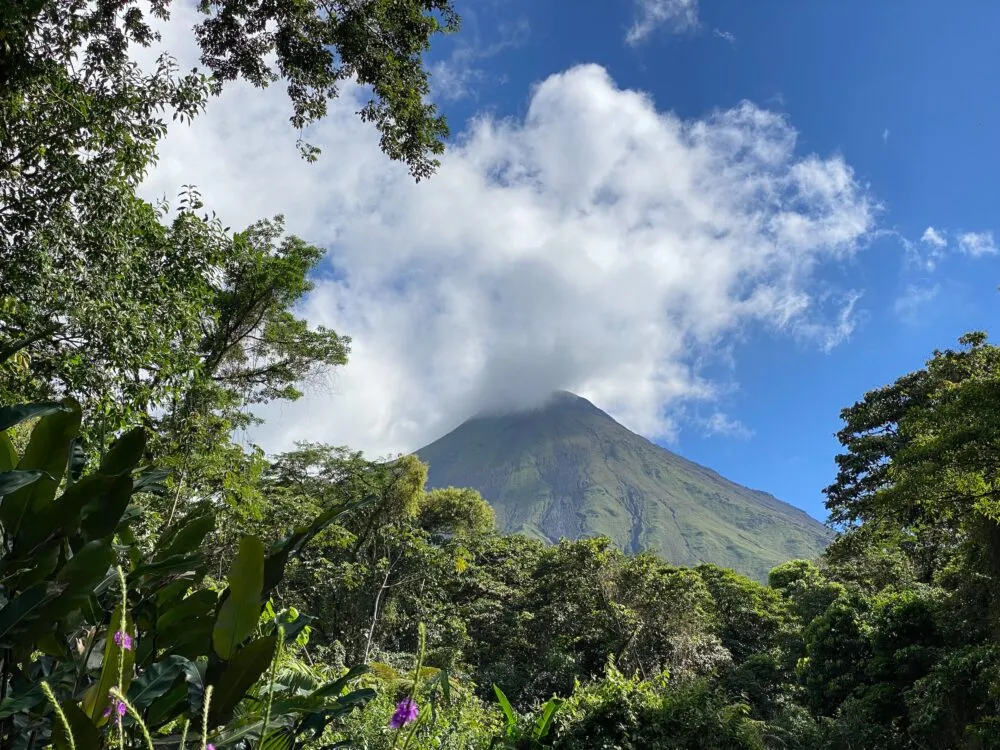 costa-rica-vulcaan-bomen-ervoor