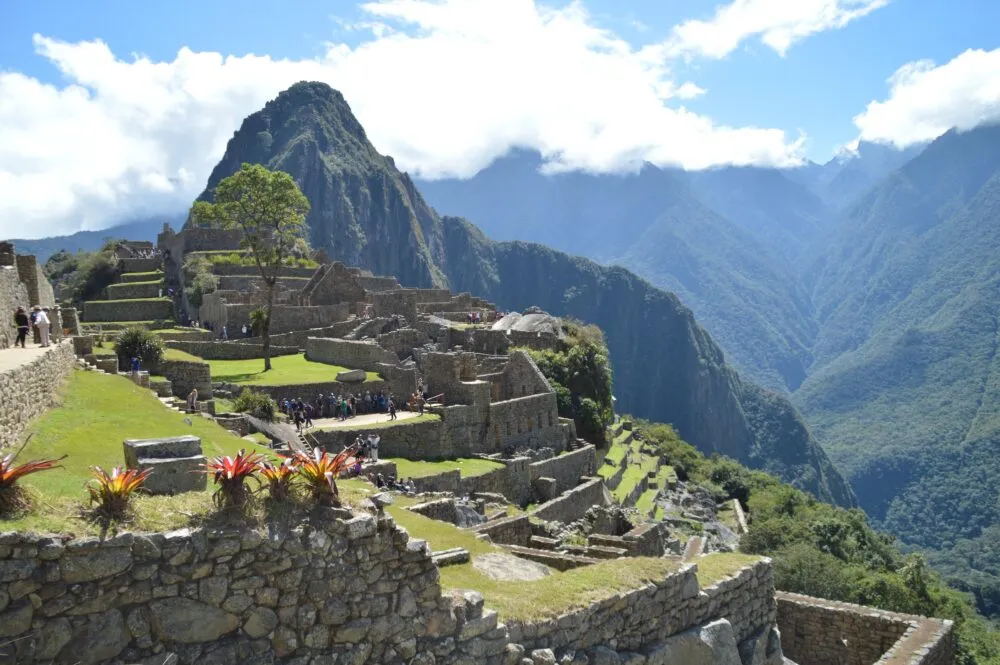 groen-bergen-wolken-machu-picchu