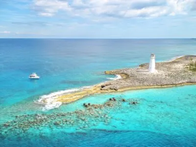 groot-lichtblauw-water-vuurtoren-een-bootje