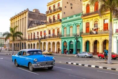 Havana Kleurrijke Huisjes Blauwe Oldtimer Palmboom