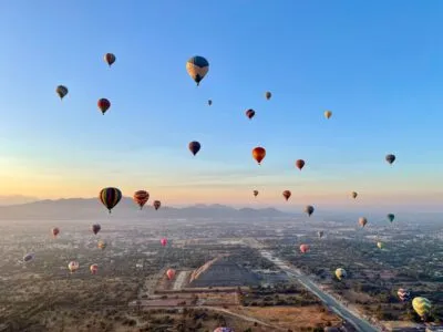 header-luchtballon-boven-maya-piramide