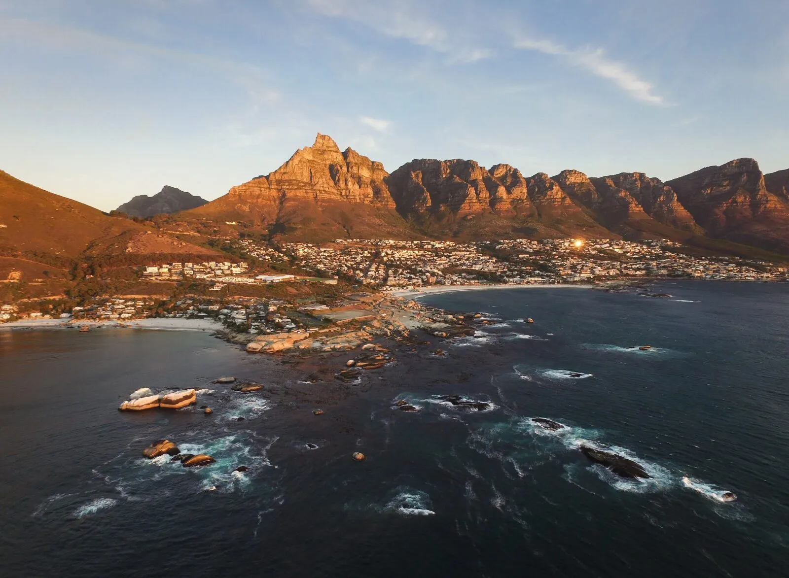 Zuid-Afrika kaapstad droneshot van de stad en zee