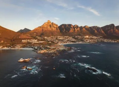 Zuid-Afrika kaapstad droneshot van de stad en zee