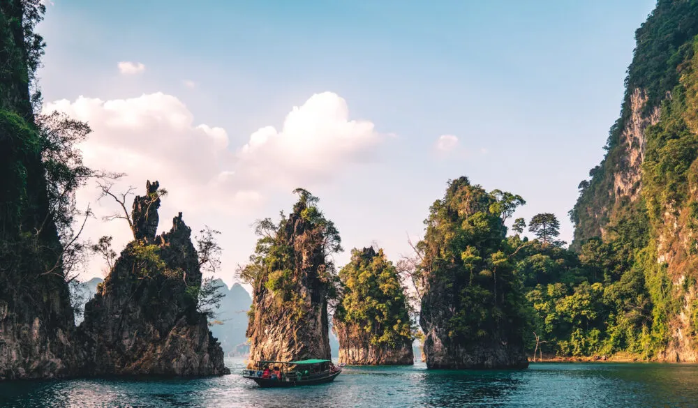 khao-sok-rotsen-in-het-water-bomen-boot