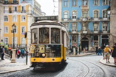 lissabon-tram-geel-met-zwarte-voorkant