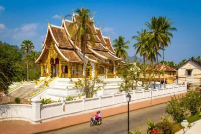 Laos Luang Prabang Wat Tempel Scooter Twee Meiden