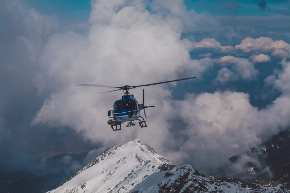 ijsland-helikopter-bergen-sneeuw
