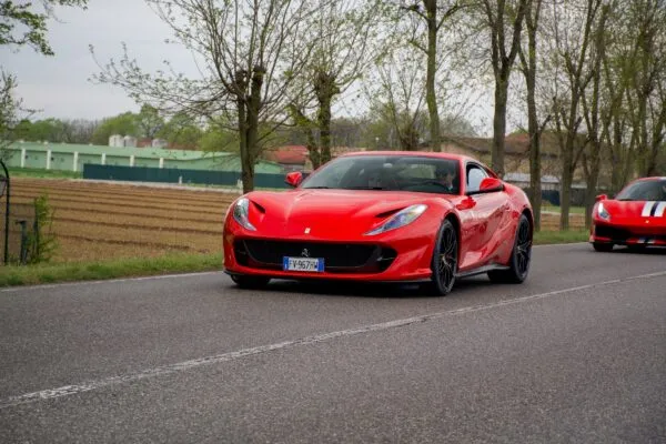 Italie Ferrari 812 Superfast Rood Op De Weg