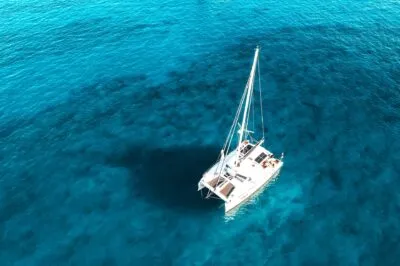 Witte catamaran op de blauwe zee van Hvar, Kroatië.