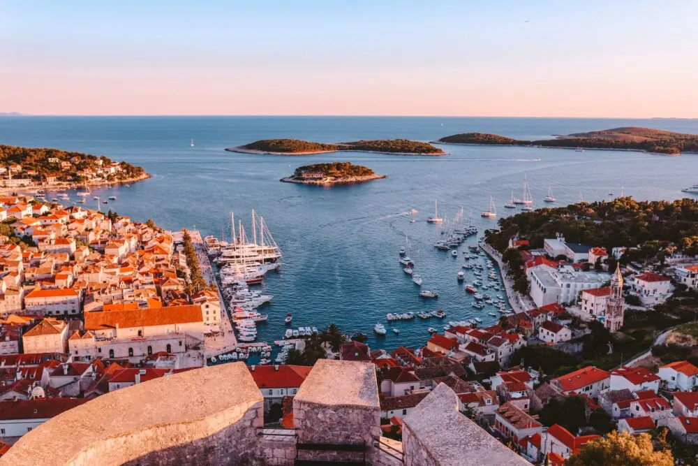 kroatie-hvar-foto-met-allemaal-huisjes-schaduw-en-zon-kant