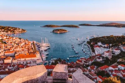 kroatie-hvar-foto-met-allemaal-huisjes-schaduw-en-zon-kant