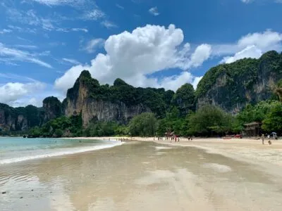 Thailand Strand Zee Bergen Groen Mensen Lopen
