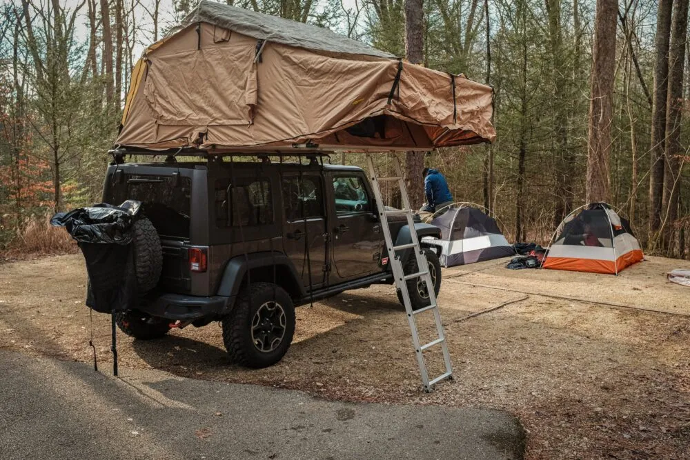 Wildkamperen Met Daktent In De Jungle