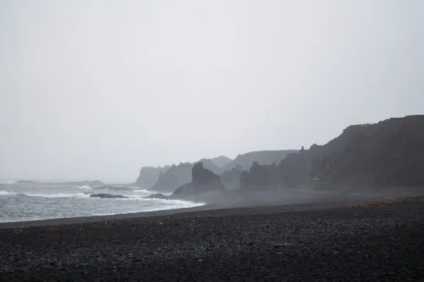 zwarte-strand-ijsland-hoogtepunt