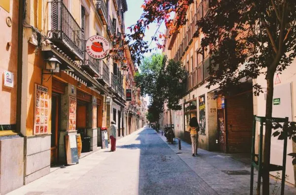Straatje in Madrid, Spanje