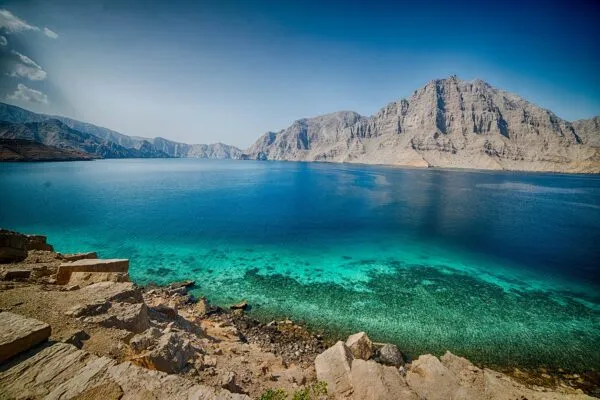 Zee met bergen in Musandam
