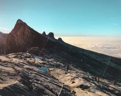 beklimming van Mount Kinabalu boven de wolken