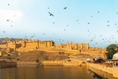 India jaipur amber fort vogels in de lucht