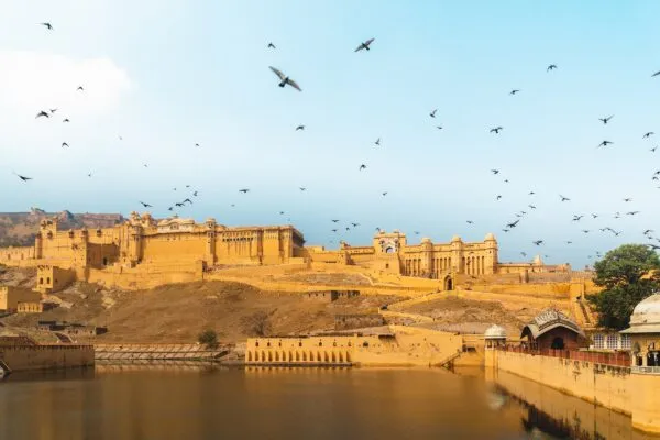 India jaipur amber fort vogels in de lucht