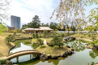 Kanazawa Park met water en brug in Japan