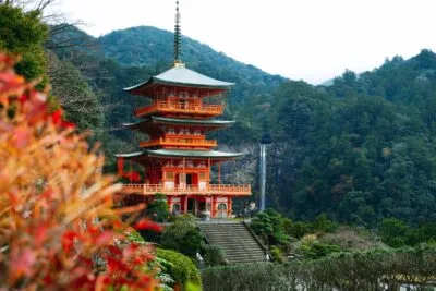 Seiganto-ji tempel met waterval in Japan