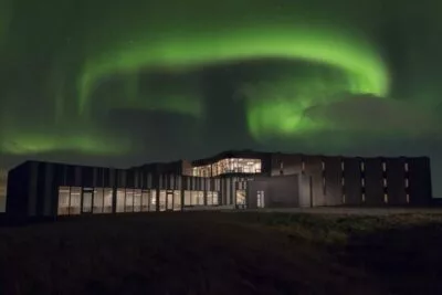 Noorderlicht boven het Landhotel in IJsland.
