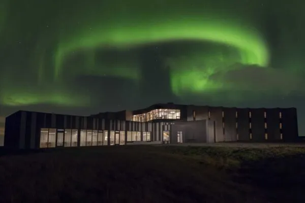 Noorderlicht boven het Landhotel in IJsland.