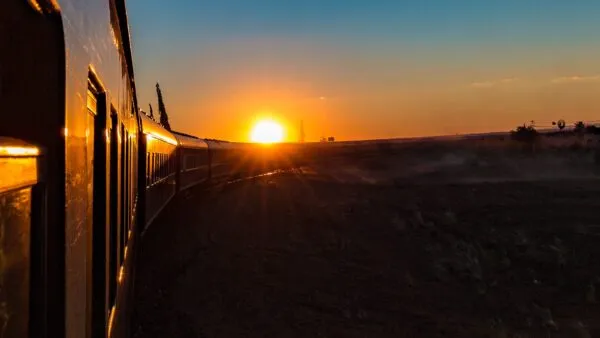 trein bij zonsondergang in Afrika