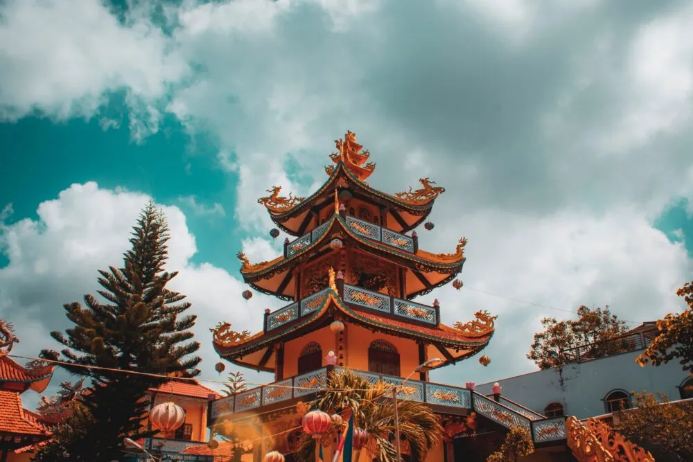 Oranje boeddhistische tempel tijdens een rondreis door Vietnam