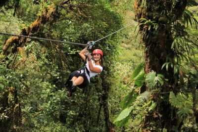 Vrouw op een zipline door Monteverde in Costa Rica
