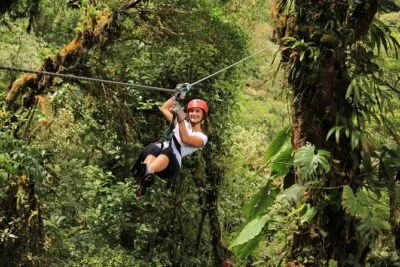 Vrouw op een zipline door Monteverde in Costa Rica