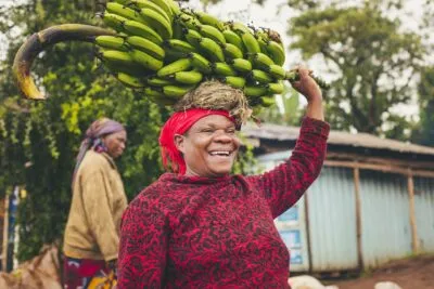 Vrouw met bananentros in Tanzania
