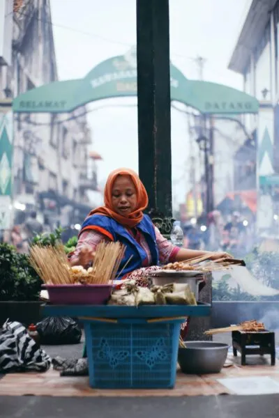 Indonesische vrouw aan het koken