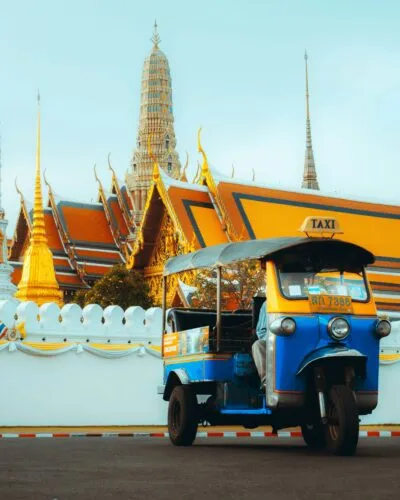 Tuk Tuk voor tempel in Bangkok, Thailand