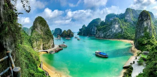 Rondreis Vietnam langs baai met rotsen in Ha Long Bay