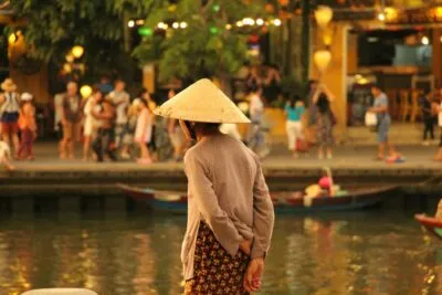 Vietnamese vrouw aan kade van Hoi An